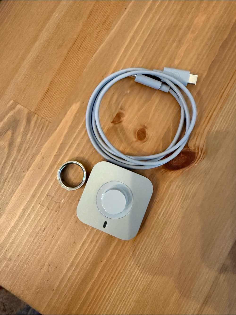Oura 4 Ring in Gold comes with charging dock